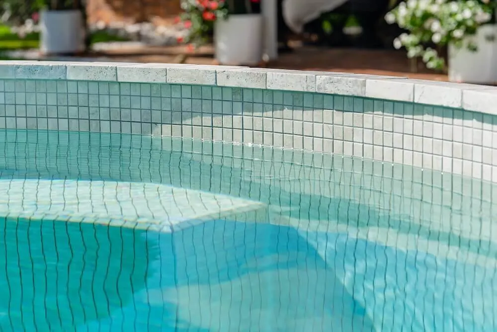 Close-up of the tiled seat inside a round plunge pool